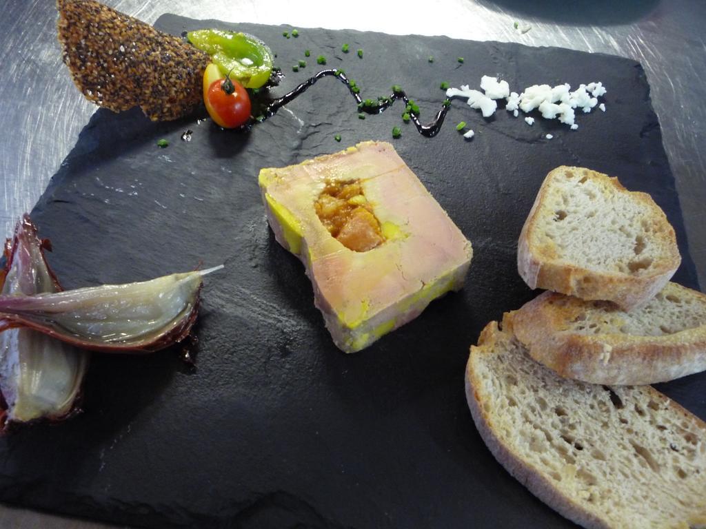 Logis Hotel Restaurant Planes Saillagouse Buitenkant foto